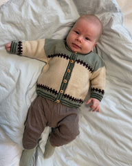Baby iført Cross Cardigan Baby