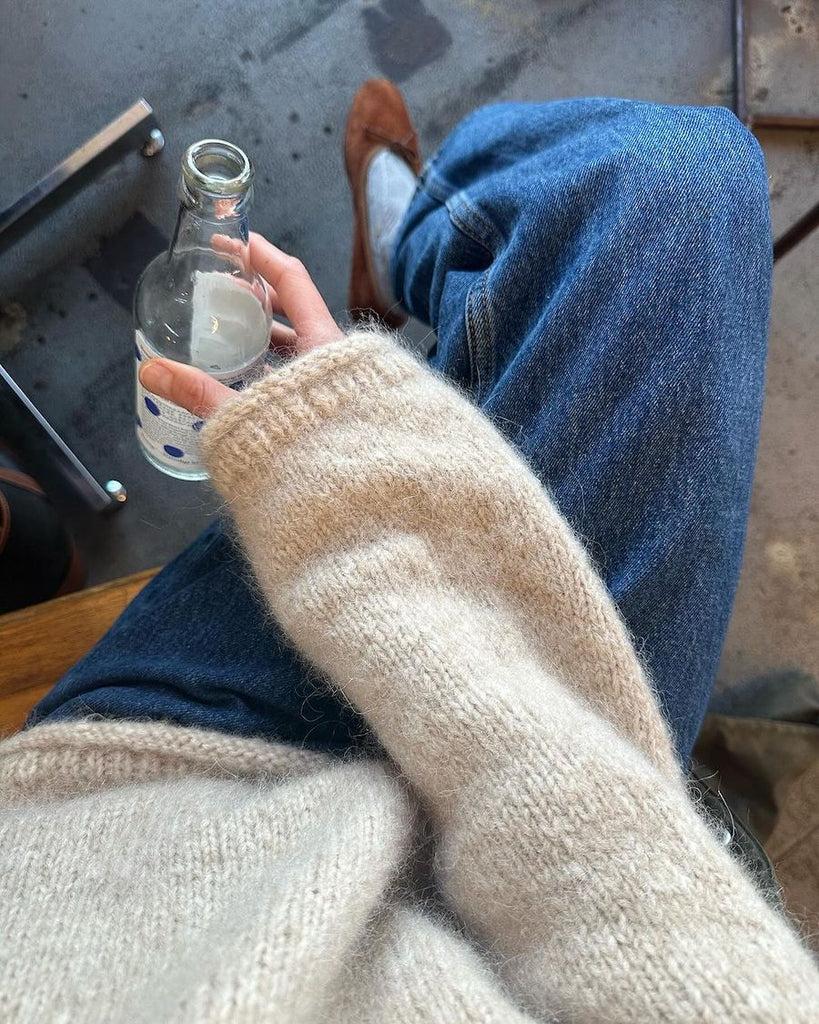 Closeup af kvinde iført beige Cloud Sweater