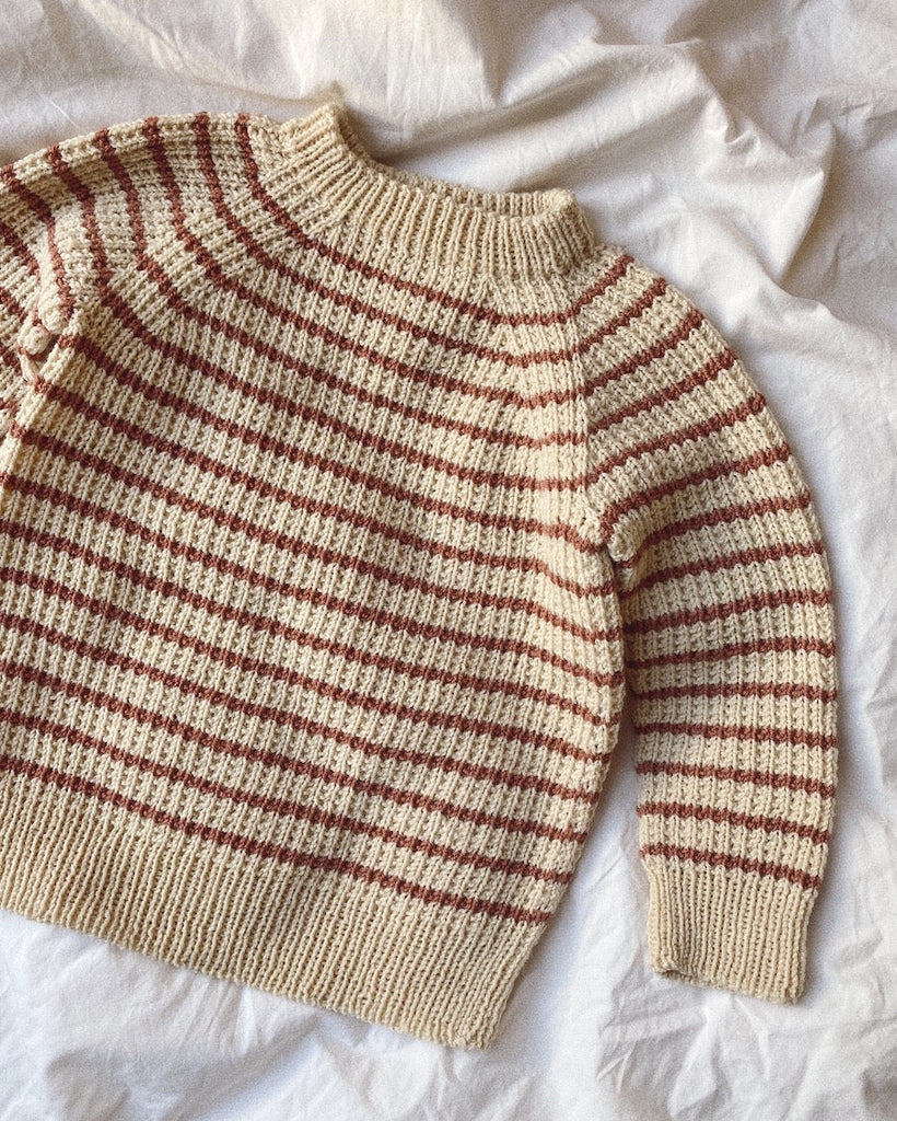 Liggende Friday Sweater med lyserøde striber