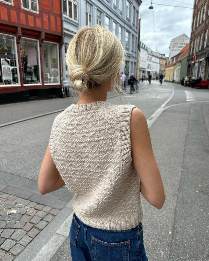 Kvinde iført beige Sille Slipover set fra ryggen