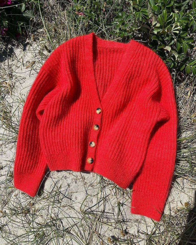 Closeup af kvinde med brun Agnete Cardigan 