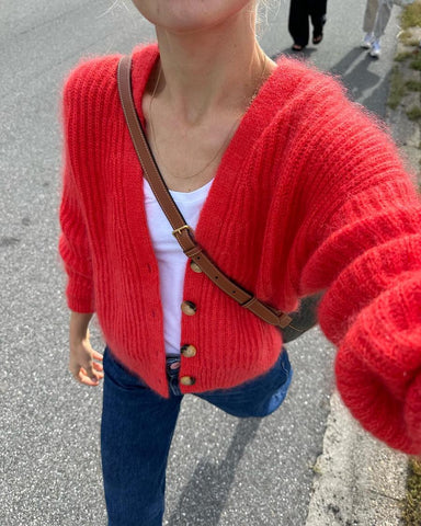 Kvinde med rød Agnete Cardigan