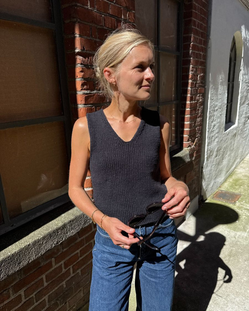 Kvinde iført sort Alice Top
