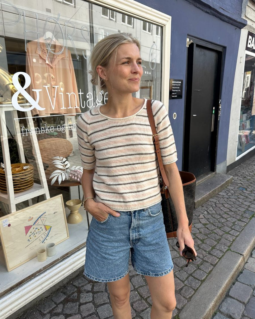 Kvinde iført stribet Amélie Tee