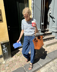 Kvinde iført blåstribet Amélie Tee