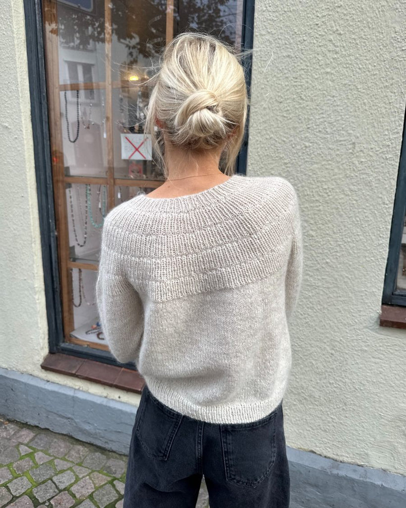 Kvinde iført grå Ankers Trøje – My Size set bagfra