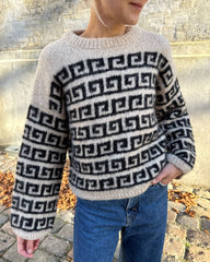 Kvinde iført beige og sort Athene Sweater tæt på