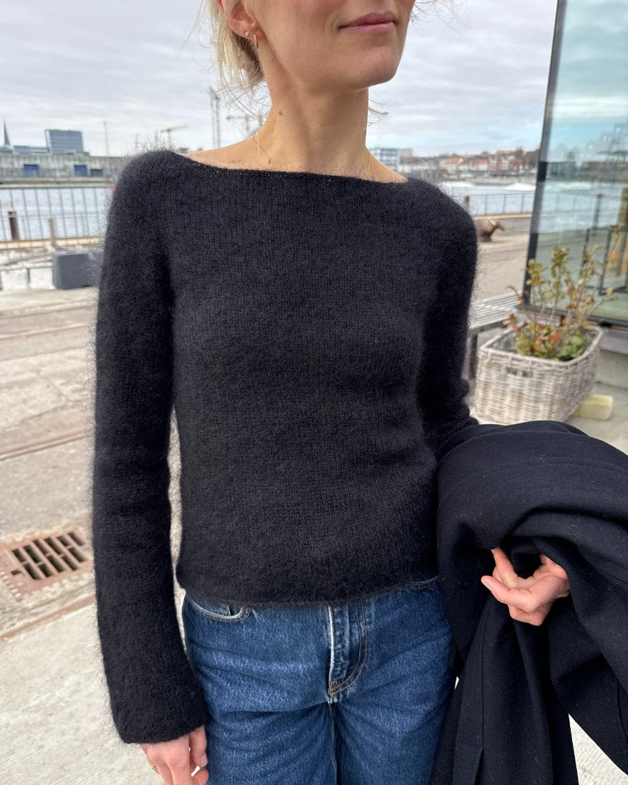 Kvinde iført sort Bea Blouse