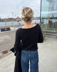 Kvinde iført sort Bea Blouse set bagfra