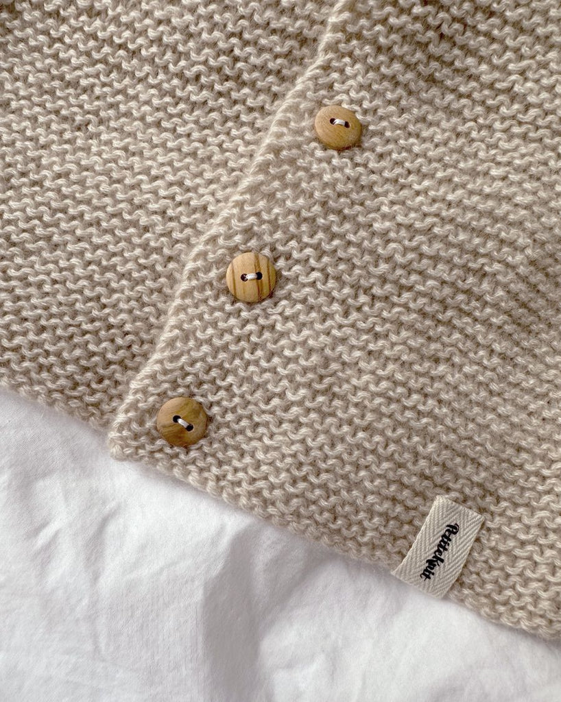 Begynderjakke med foldet "petiteknit" label