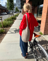 Kvinde med beige Breeze Bag og cykel