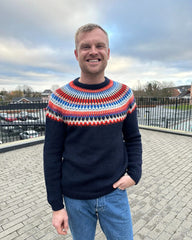 Mand iført flerfarvet Celeste Sweater Man