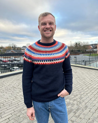 Mand iført flerfarvet Celeste Sweater Man