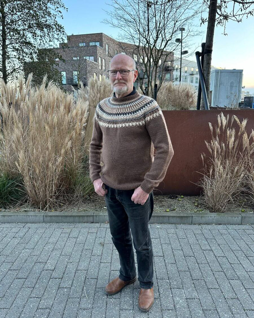 Mand iført Celeste Sweater Man i brunlige nuancer