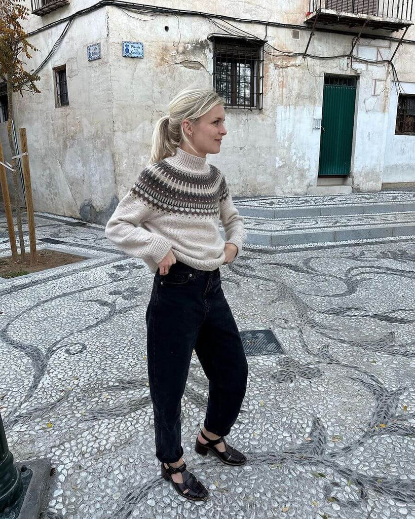 Kvinde iført lys flerfarvet Celeste Sweater