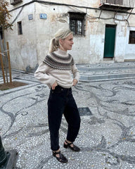 Kvinde iført lys flerfarvet Celeste Sweater