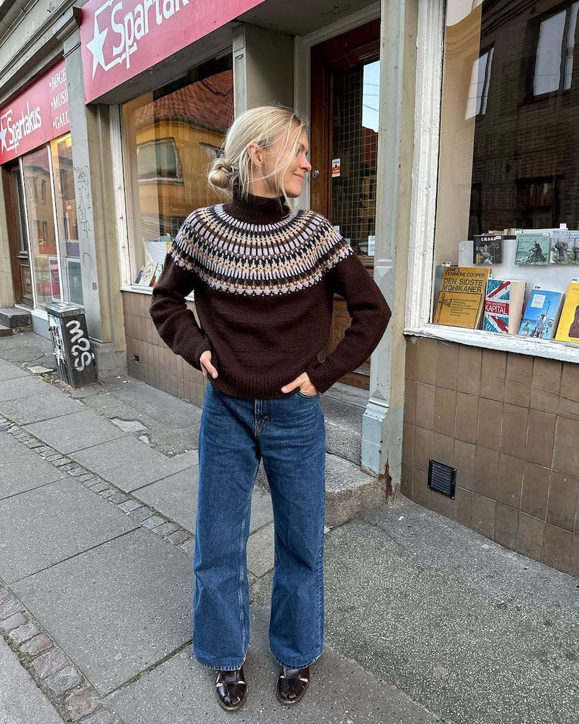 Kvinde iført flerfarvet Celeste Sweater
