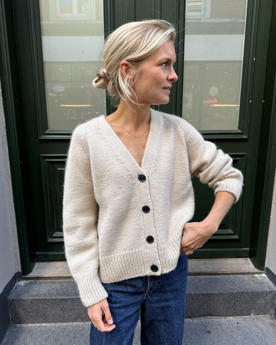 Kvinde iført hvid Champagne Cardigan