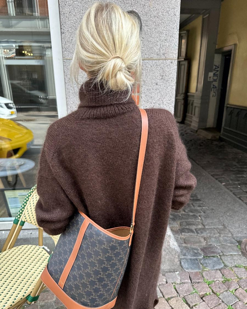 Kvinde iført brun Chestnut Dress