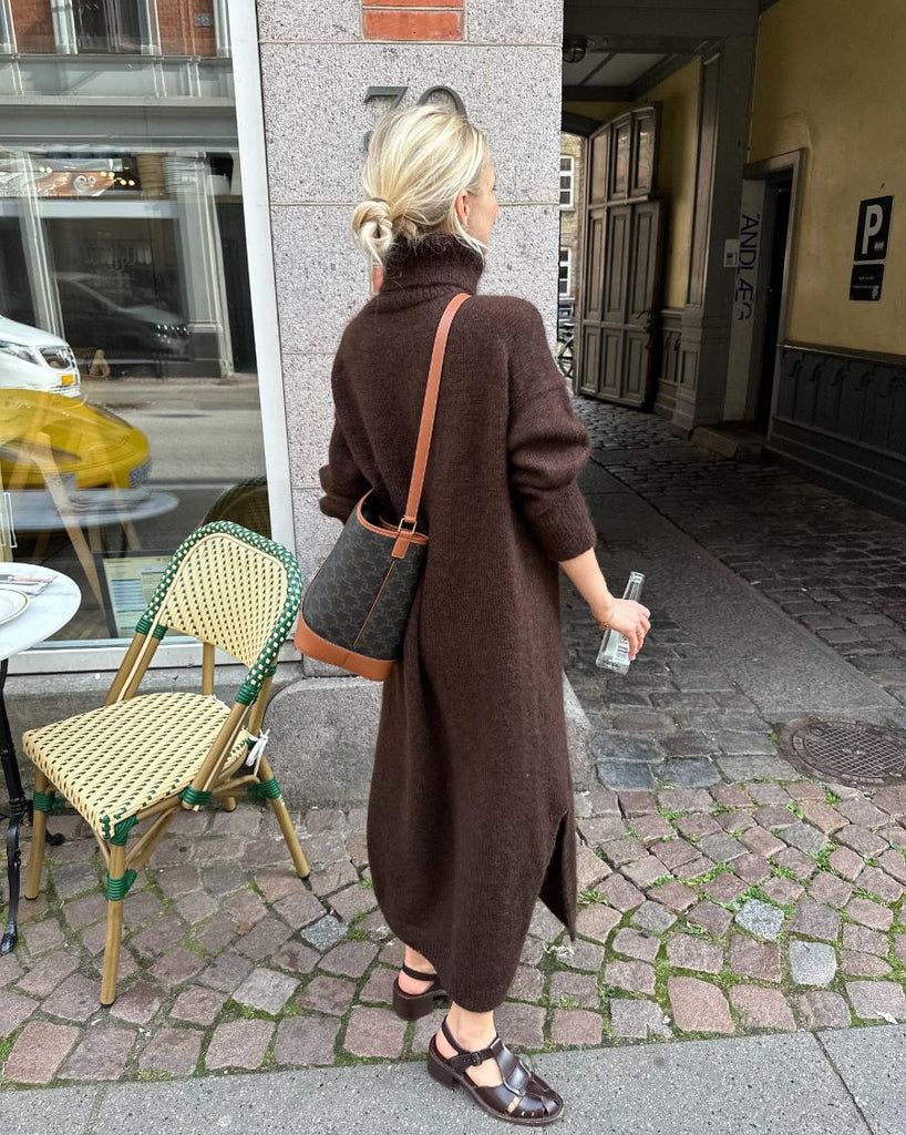 Kvinde iført brun Chestnut Dress
