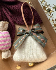 En hvid Christmas Bell sammen med en Christmas Caramel