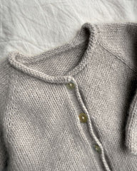 Halskanten på beige Cleo Baby Set