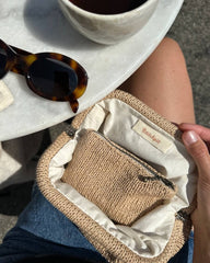 Nærbillede af åben Cleo Clutch i camel