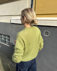 Kvinde iført grøn Cloud Blouse