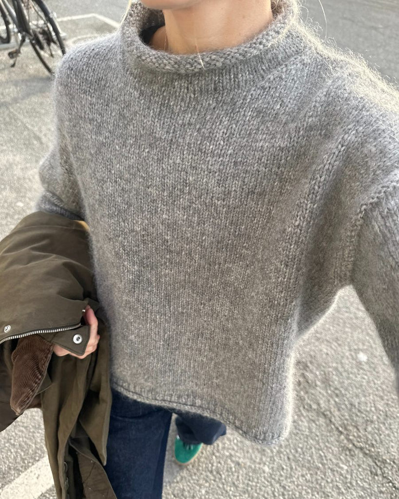 Kvinde iført grå Cloud Sweater