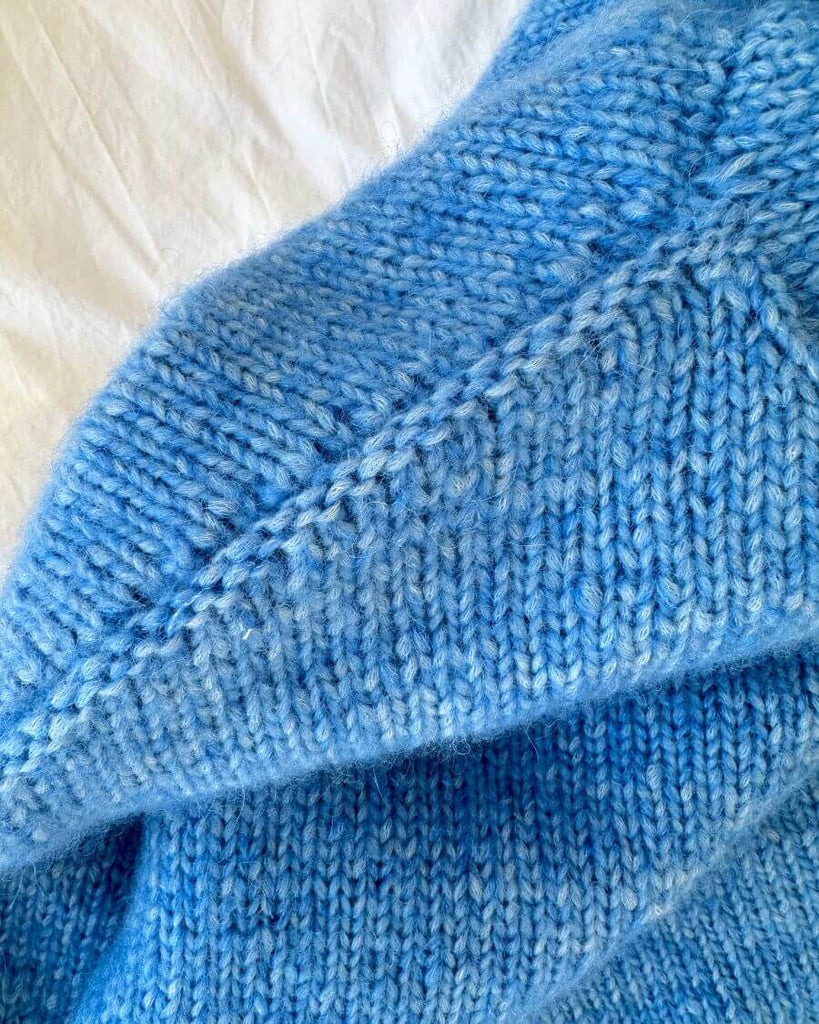 Closeup af blå Cloud Sweater Junior