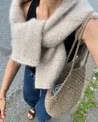 Kvinde med beige Cloud Sweater om skuldrene