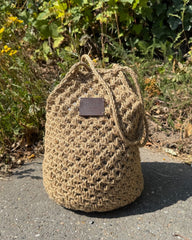 stort mørkebrunt læderlabel på Coast Bag