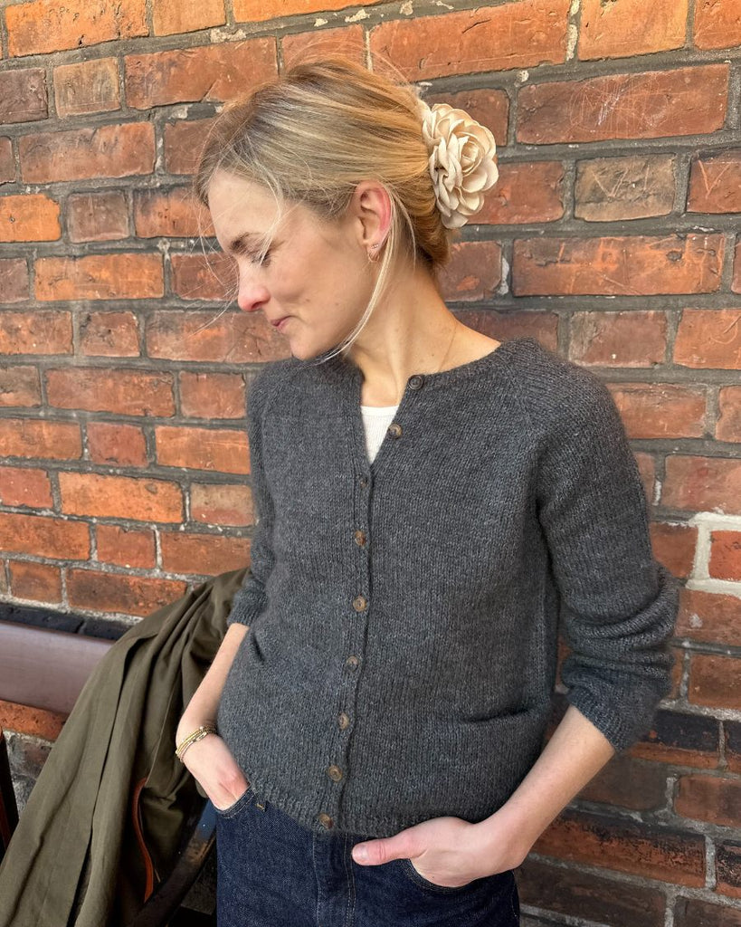 Kvinde iført grå Copenhagen Cardigan