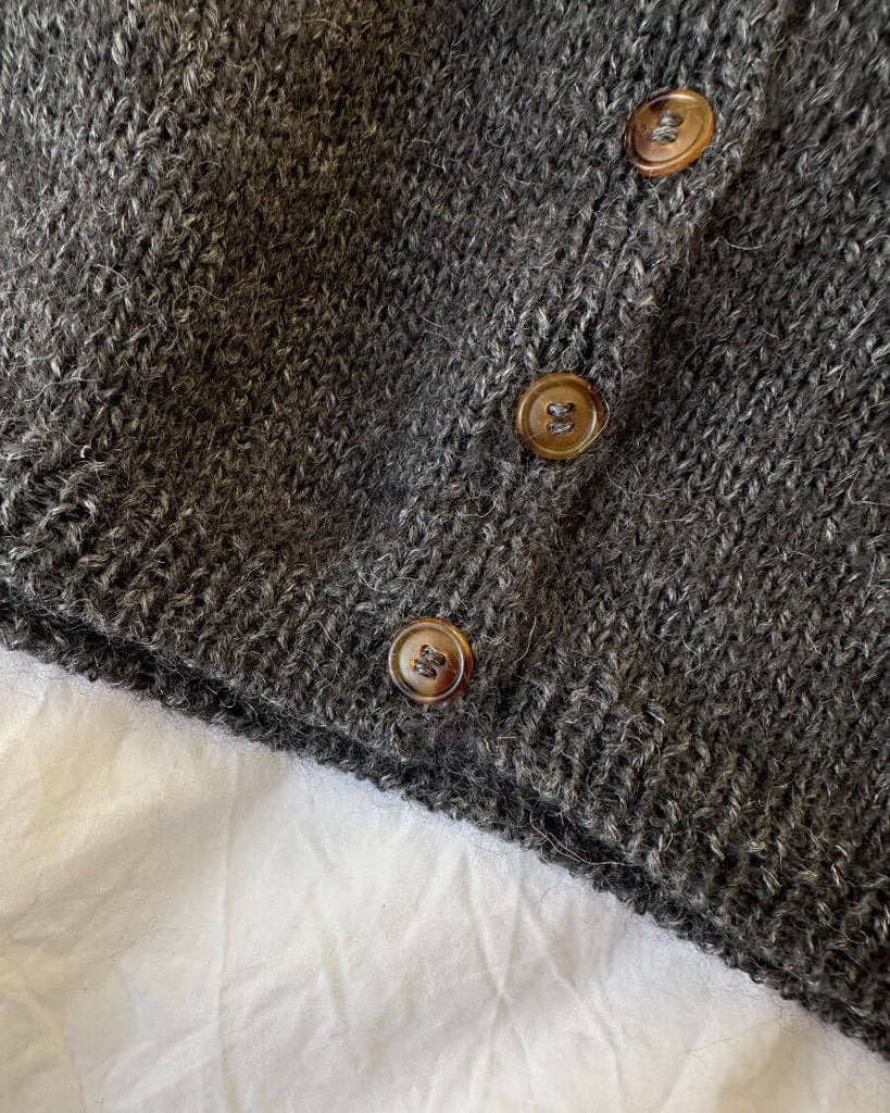 Closeup af grå Copenhagen Cardigan