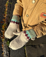 Barn iført vanterne fra beige og turkis Cross Set