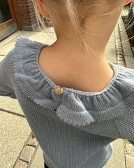 Detaljebillede af lyseblå Dagmars Bluse