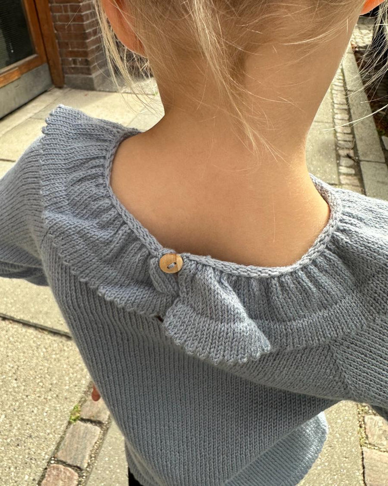 Liggebillede af beige Selmas Sovedragt med træknapper