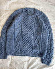 Blå Dagmar Sweater Man liggende