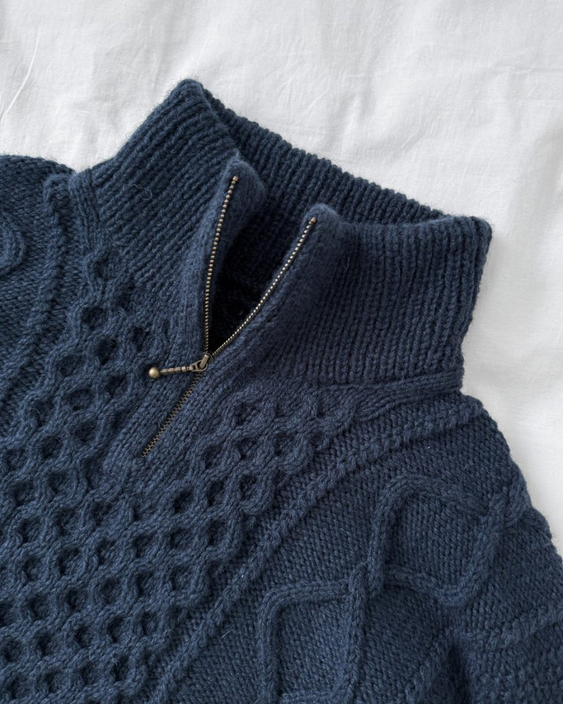 Closeup af hals og lynlås på blå Dagmar Zipper Sweater Man