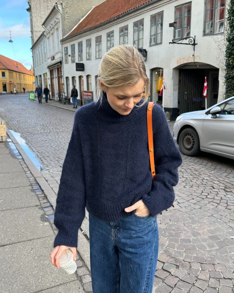 Kvinde iført blå Esther Sweater