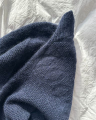 Detaljebillede af blå Esther Sweater