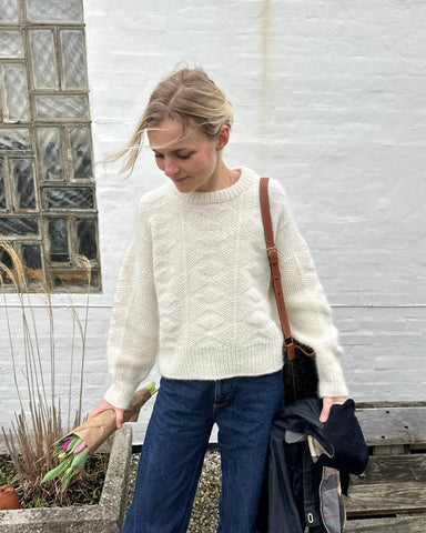 Kvinde iført hvid Esther Sweater