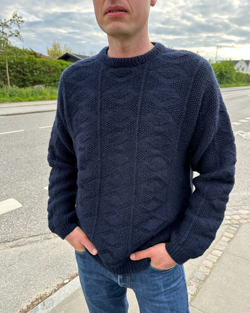 Mand iført blå Esther Sweater Man