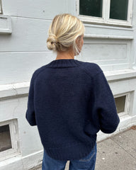 Kvinde iført mørkeblå Eva Cardigan