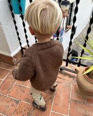 Barn iført brun Eva Cardigan Junior