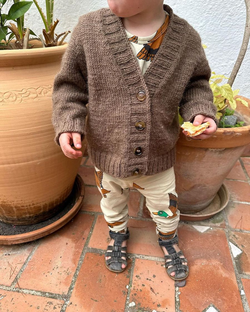 Barn iført brun Eva Cardigan Junior