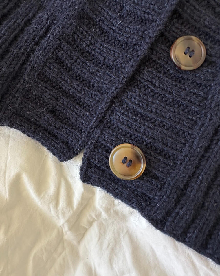 Mørkeblå Eva cardigan med 4 mørkebrune galalit knapper Ø 25 mm