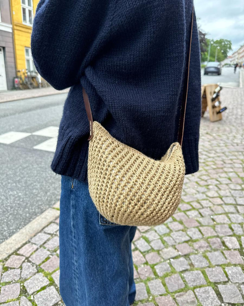 Kvinde med beige Florence Bag