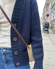 Dame i Eva cardigan med mørkebrune galalitknapper 25 mm