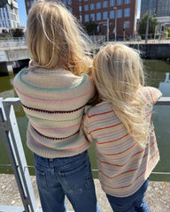 Børn set bagfra iført Festival Sweater og Frankie Sweater Junior